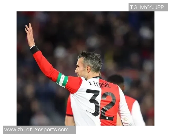 足球巨星挥手告别赛场瞬间 展现不舍与荣耀的完美交融